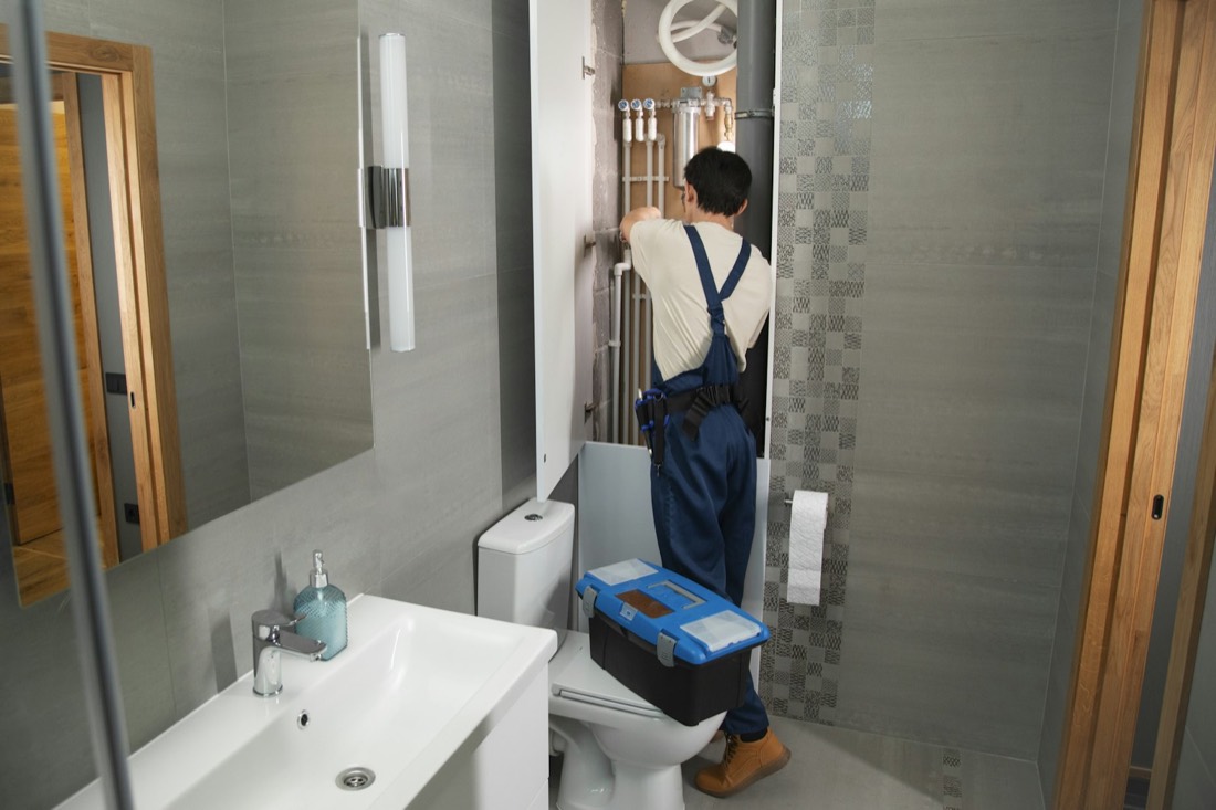 Artisan au travail dans une salle de bain
